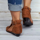 Wedges mit Knöchelriemen und Peep-Toe-Keilabsatz